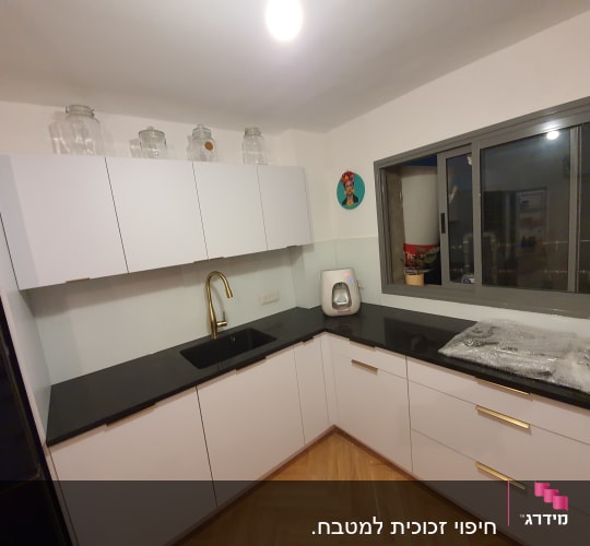צנצנות זכוכית על ארון מטבח לבן